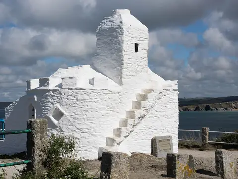 The whitewashed Huer’s Hut on the headland above Newquay Bay, with steps up the side